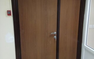 входная полуторная дверь