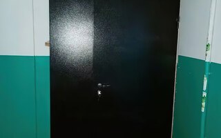 стальная дверь в тамбур с вентиляционной решеткой