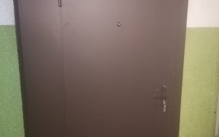тамбурная двухстворчатая дверь №22 с боковой вставкой и одним замком - общий вид