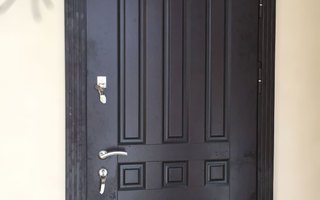 дверь из металла для квартиры с верхней вставкой